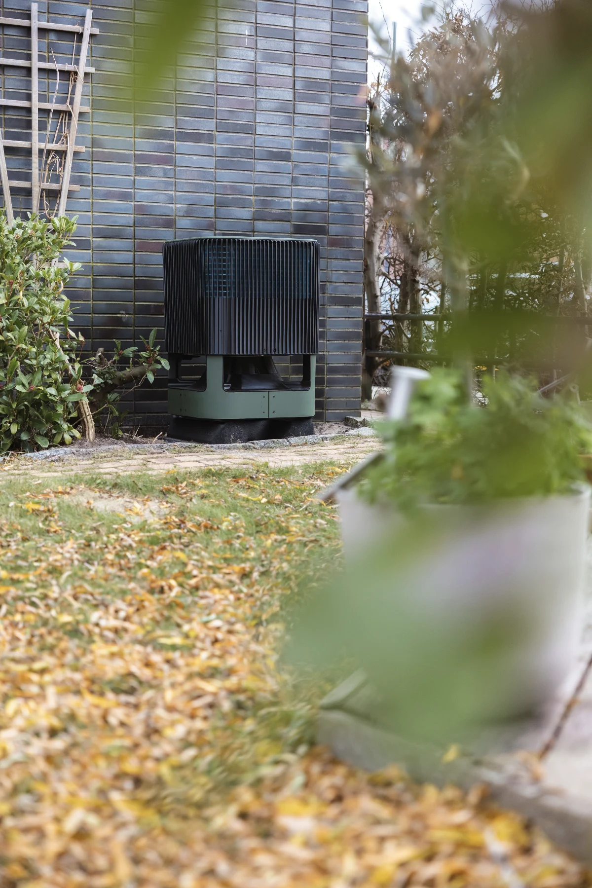 De Whspr in een tuin met een terras en borders